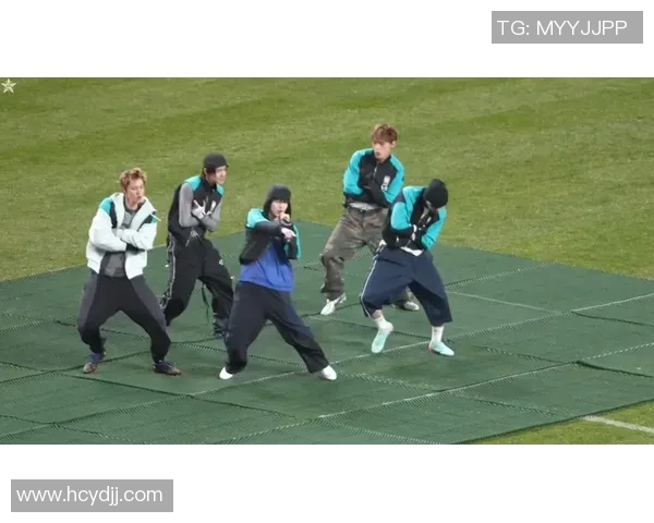 韩国女团与足球明星亲密互动引发粉丝热议现场气氛火爆